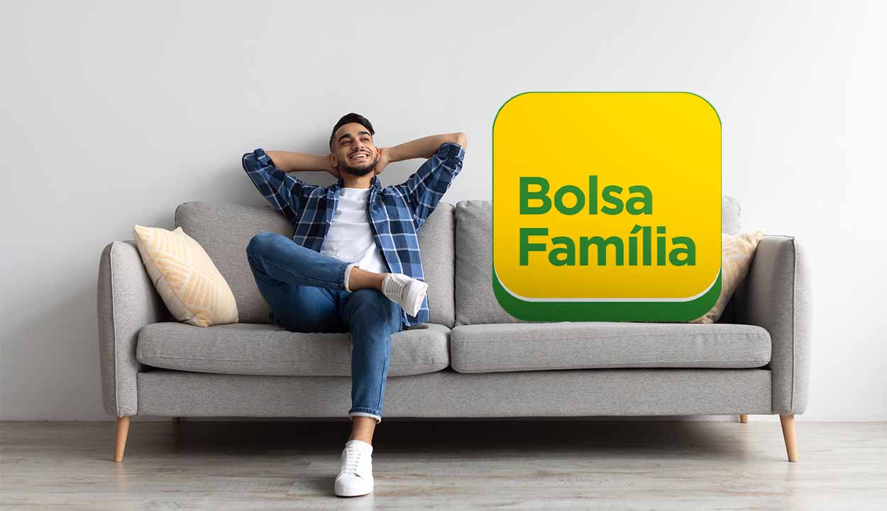 Homem sentado em sofa sozinho ao lado do logo do Bolsa Família