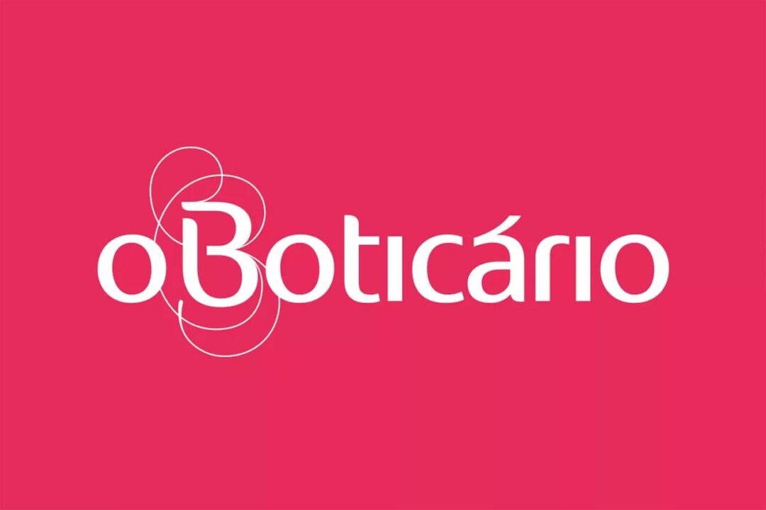 Logo do O Boticário em fundo rosa
