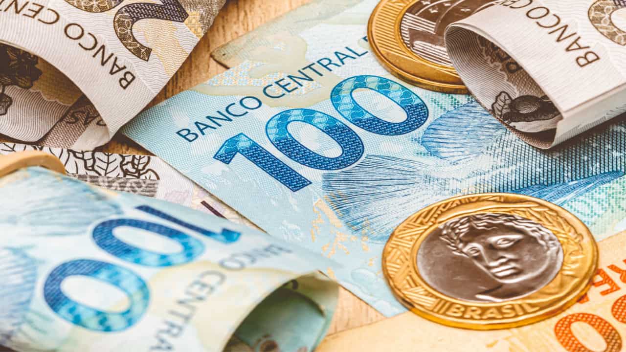 Moedas de 1 real e notas de 100 e 200 reais