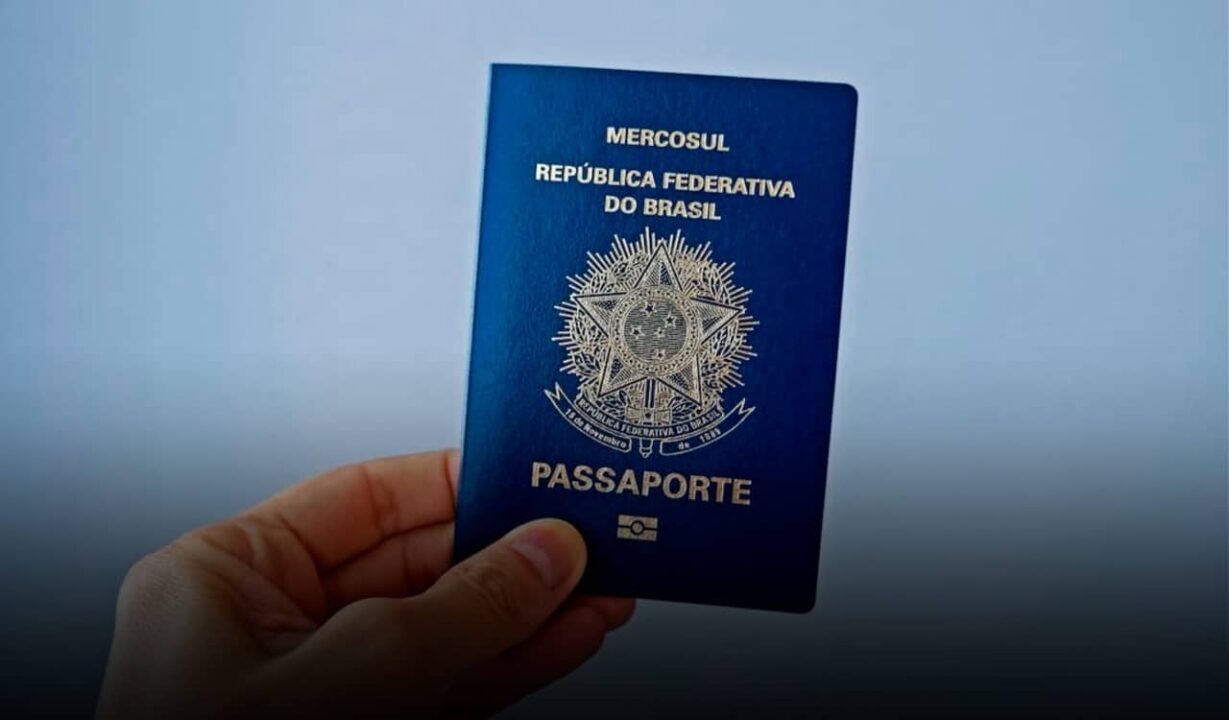 imagem de pessoa segurando passaporte internacional do Mercosul