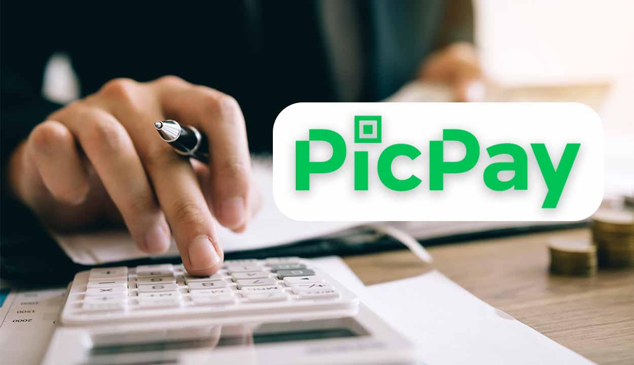 Imagem de uma pessoa mexendo em uma calculadora com a logo do picpay ao lado