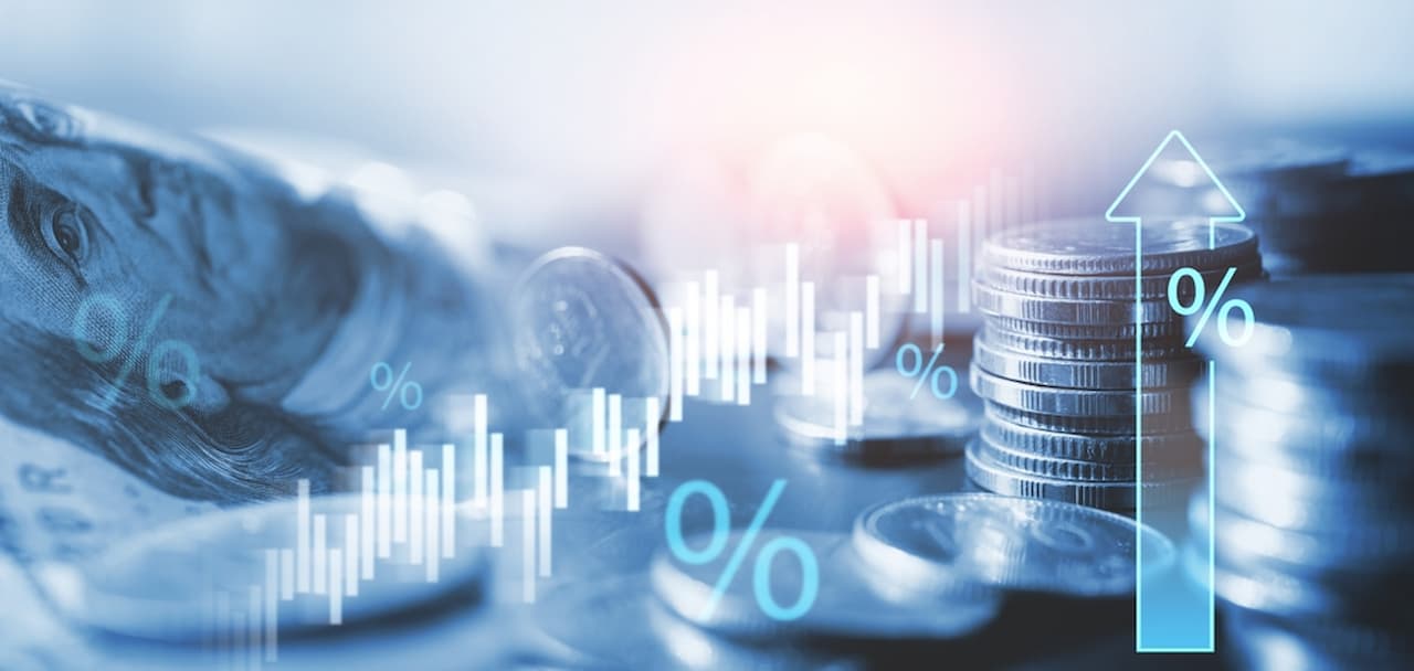 Pilha de moedas e porcentagem representando taxação