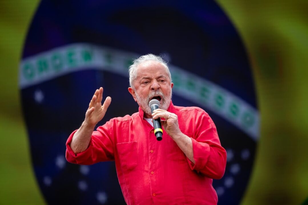 Presidente Lula falando no microfone