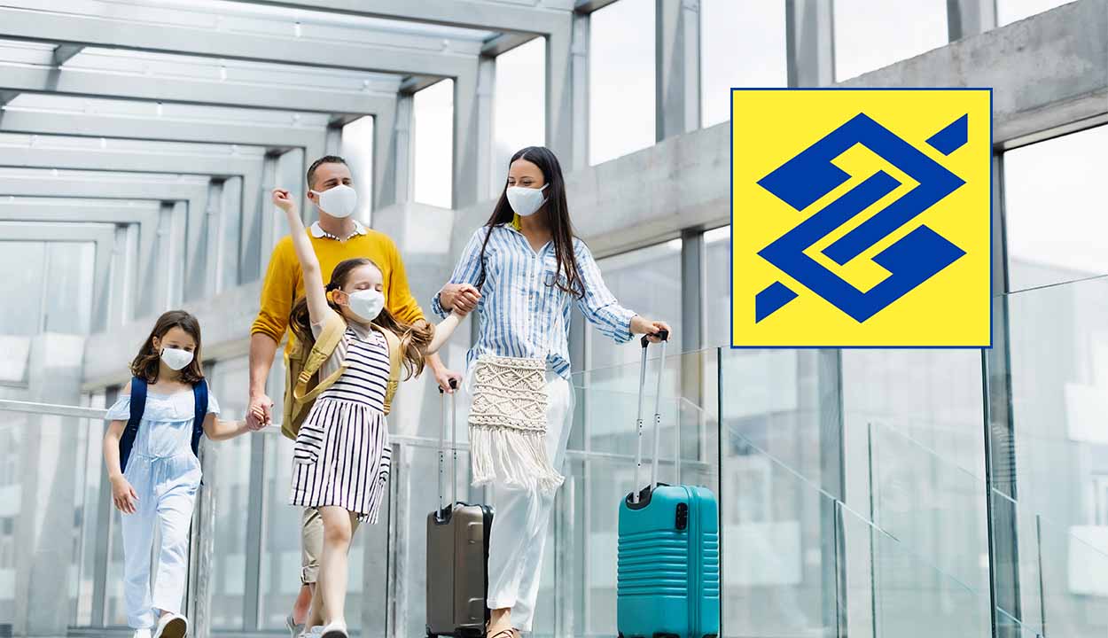 Família usando máscaras e segurando malas enquanto caminham em um aeroporto. Na mesma imagem, há a logo do Banco do Brasil