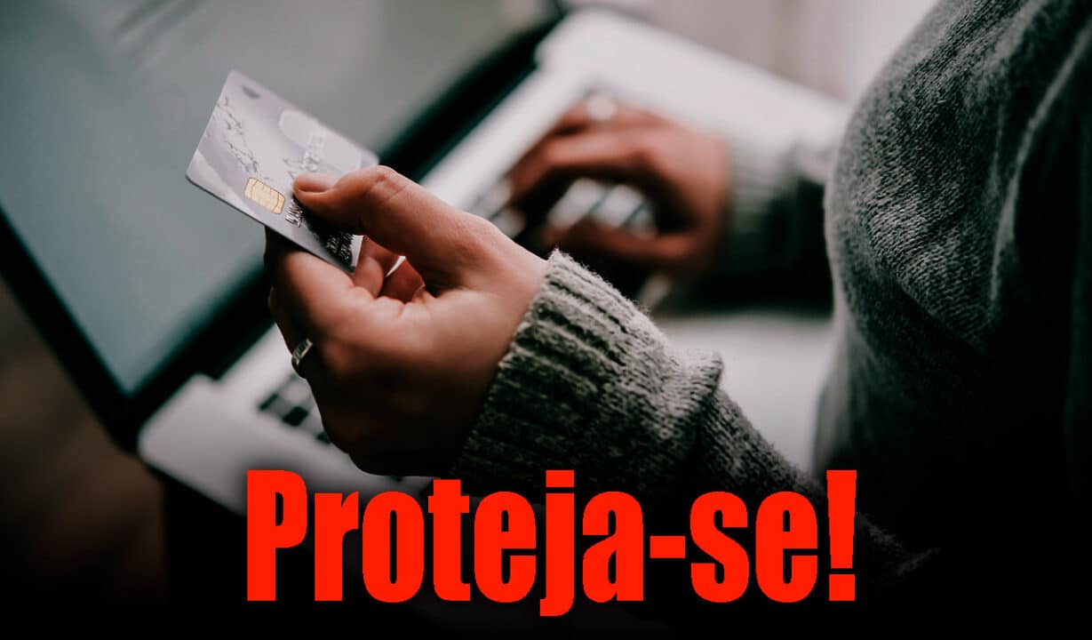Pessoa com cartão na mão