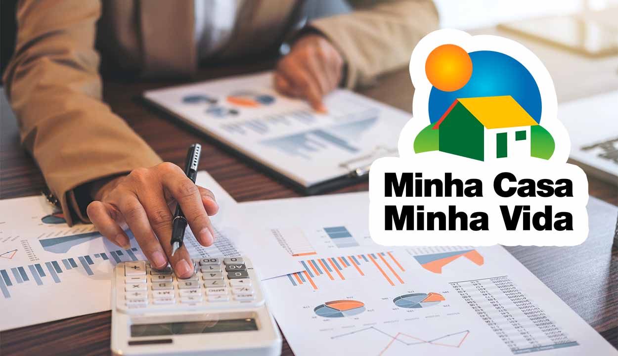 imagem de uma pessoa mexendo em diversos papeis
