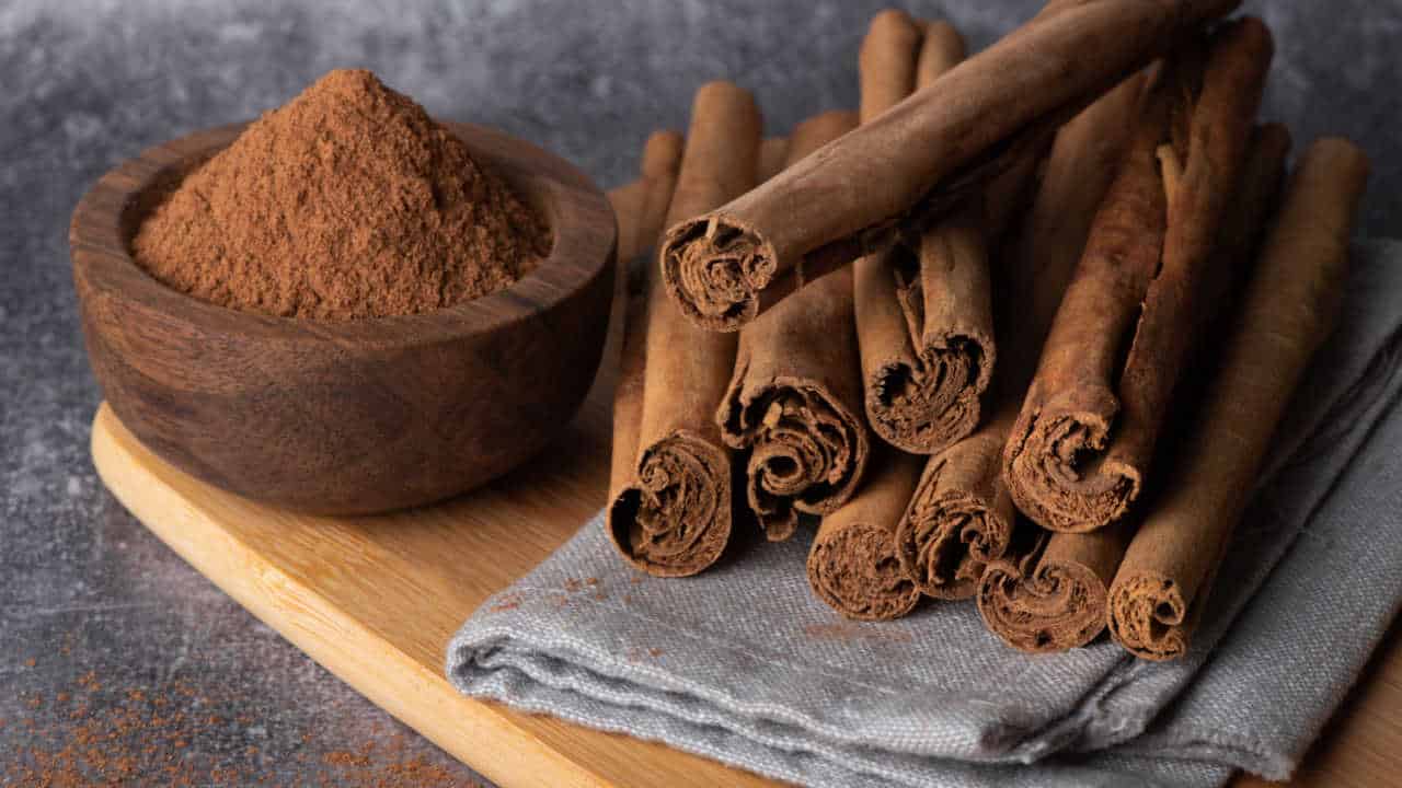 Canela em pó e canela em pau