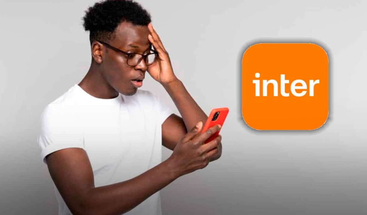 Homem negro com as mãos na cabeça olhando para o celular ao lado do logo do banco Inter