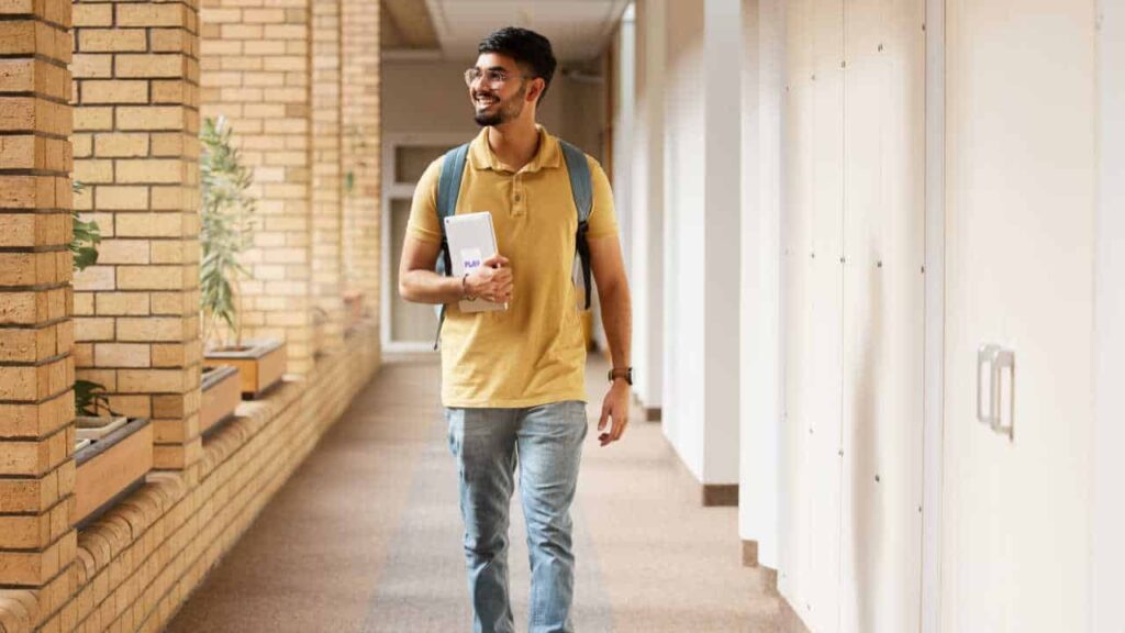 Estudante caminhando na faculdade