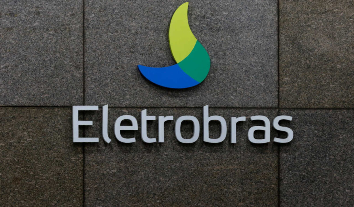 Letreiro com nome e logo da Eletrobras na sede da empresa. Fundo em pedra escura