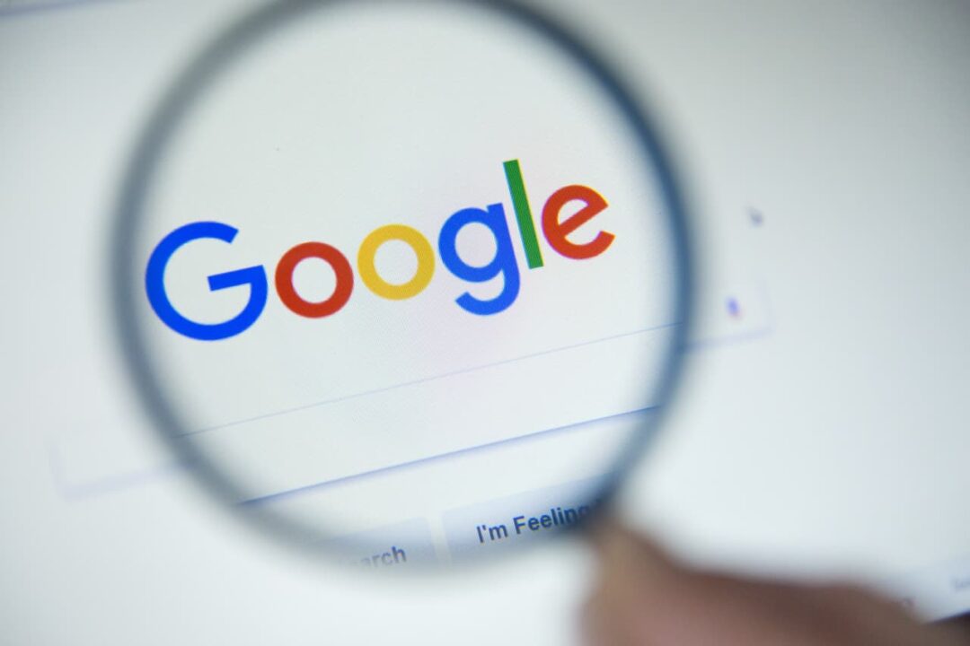 Lupa evidenciando buscador do Google.