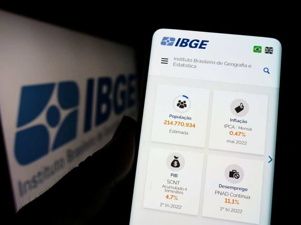 Monitor e celular exibem a tela inicial do IBGE