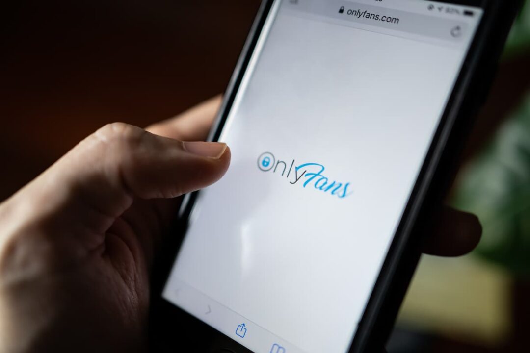 Aplicativo OnlyFans em celular de assinante