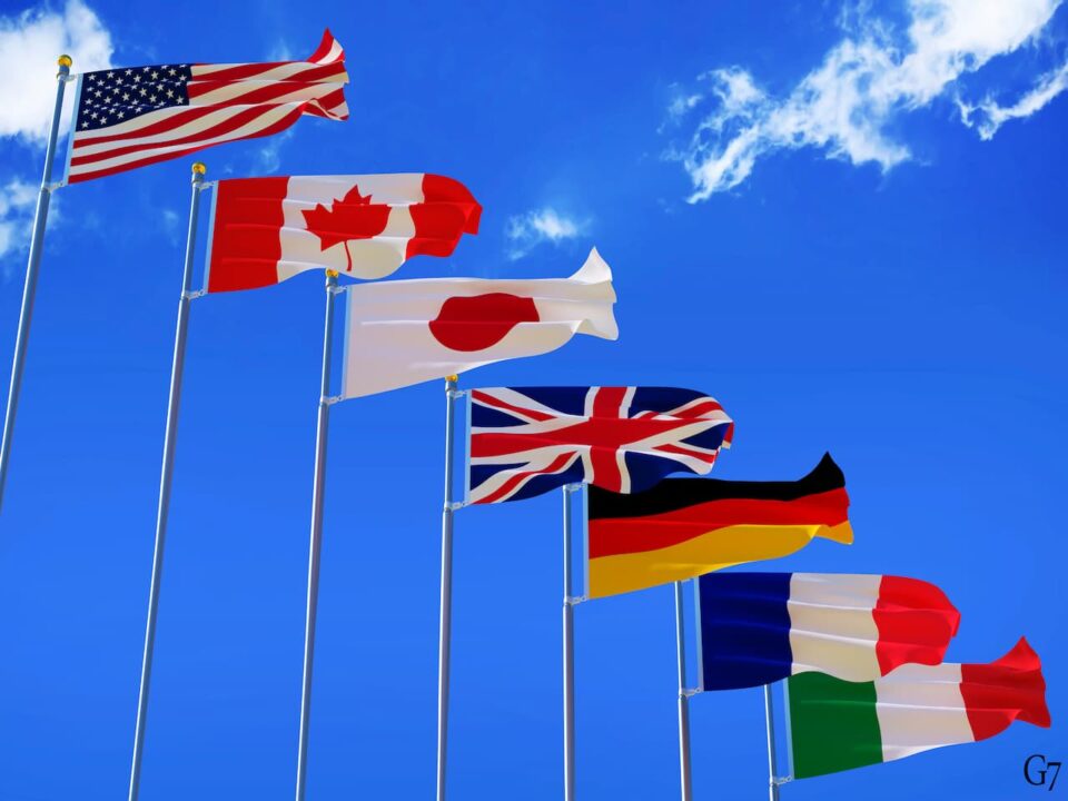 Bandeiras hasteadas dos países do G7, na sequência: Estados Unidos, Canadá, Japão, Reino Unido, Alemanha, França e Itália