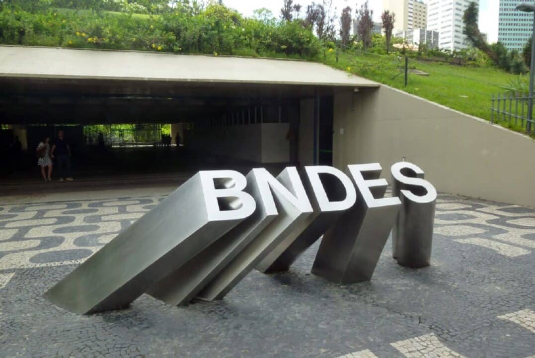 Imagem da fachada do prédio do BNDES (Banco Nacional de Desenvolvimento Econômico e Social)