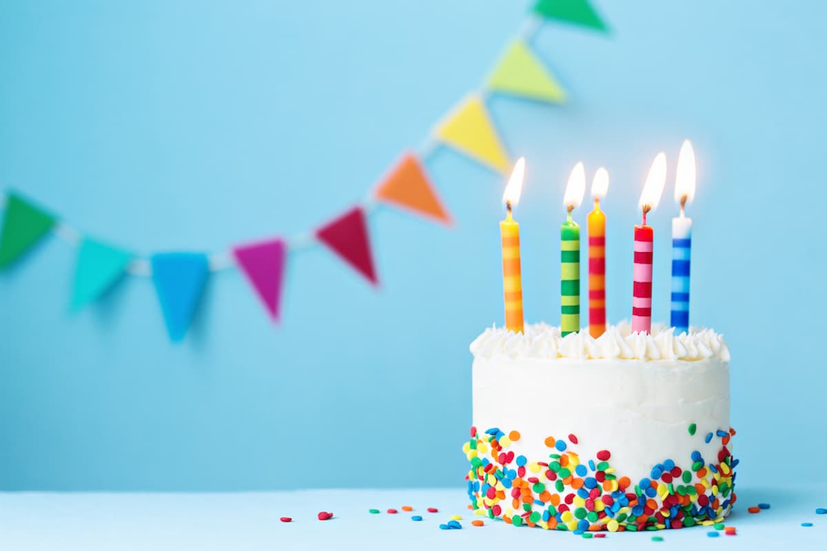 Cliente fica surpreso com restaurante que cobrou R$ 350 para cortar bolo de aniversário