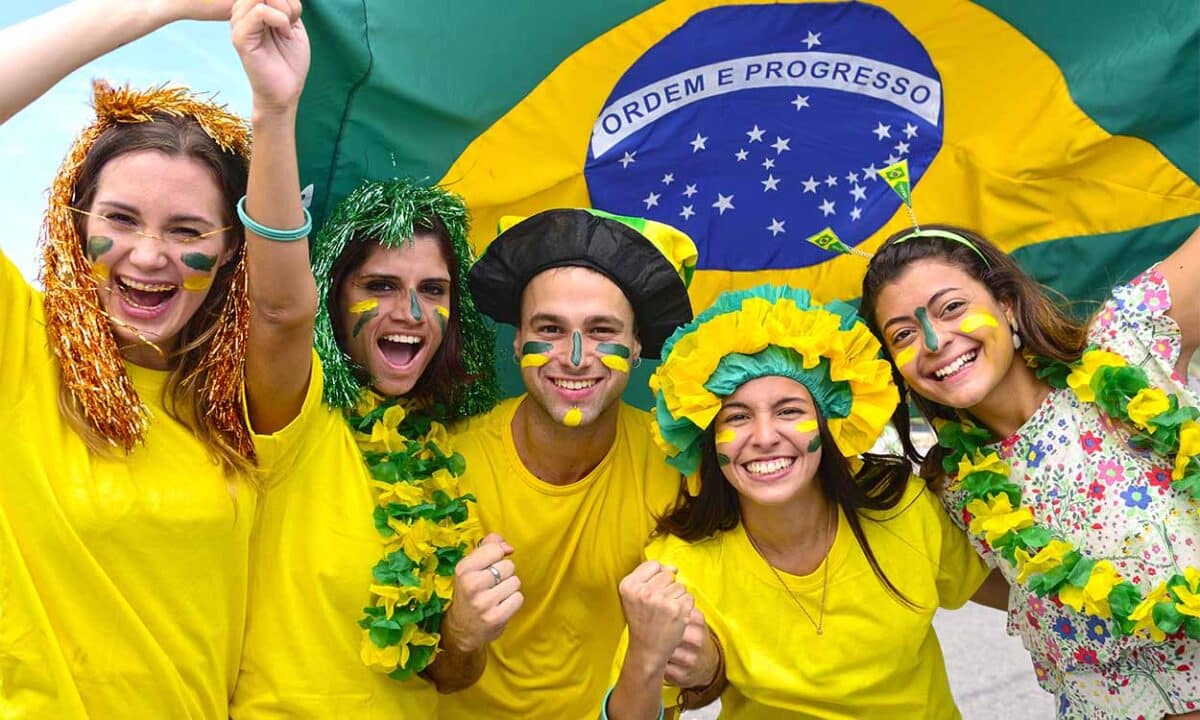 Brasileiros comemorando dinheiro extra