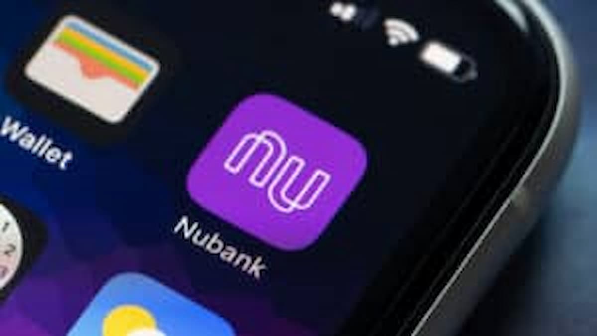 Celular mostrando o app do Nubank