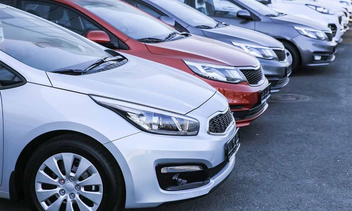 Vários automóveis da categoria de carro popular em fila