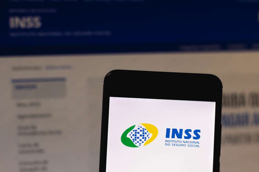 Imagem de aplicativo do INSS em celular.