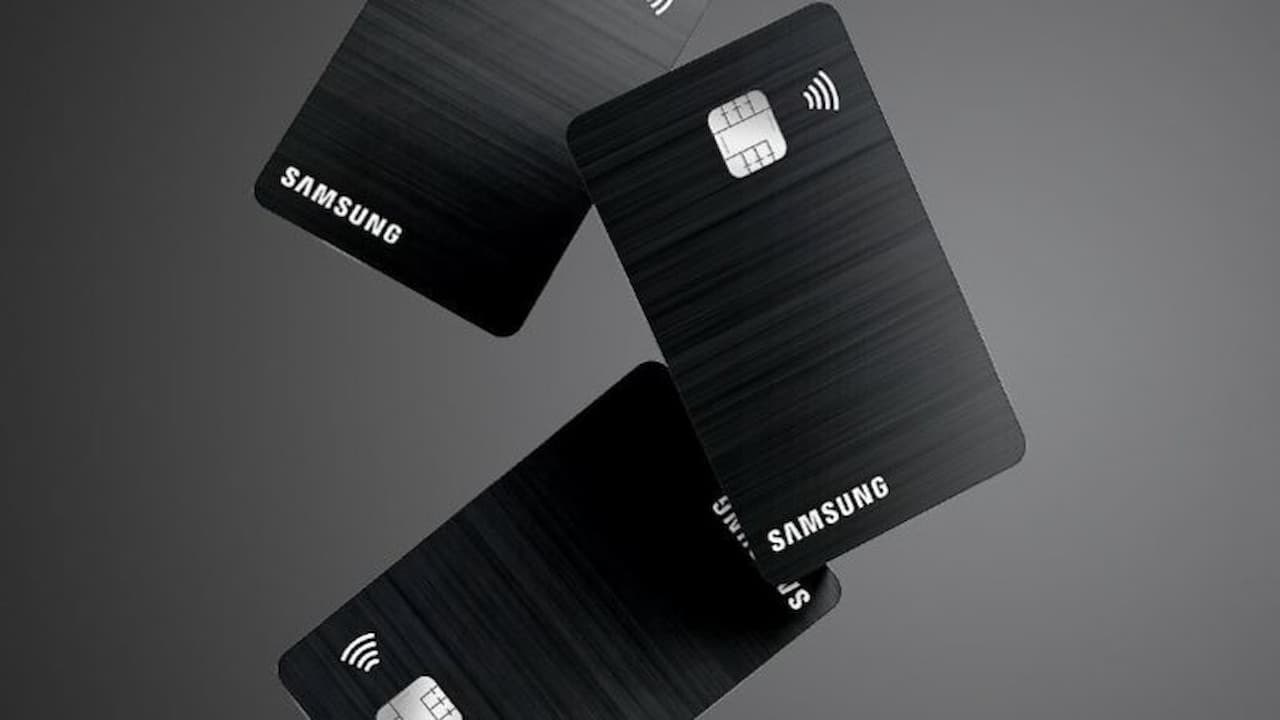 Cartões da Samsung Itaucard em um fundo cinza