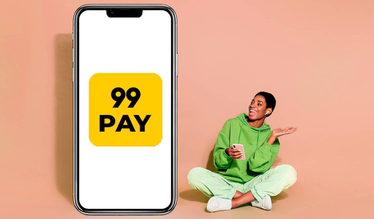 Mulher sentada de pernas cruzadas com expressão de surpresa olhando para um celular gigante com o logo do 99Pay