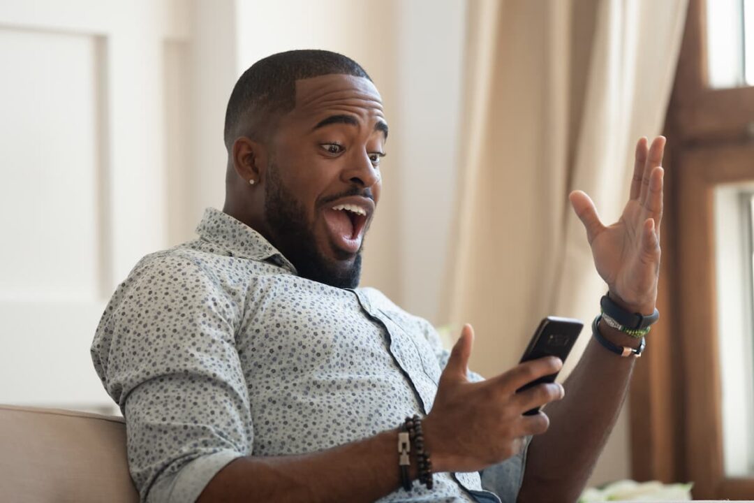 Cliente feliz após aproveitar promoção em seu celular
