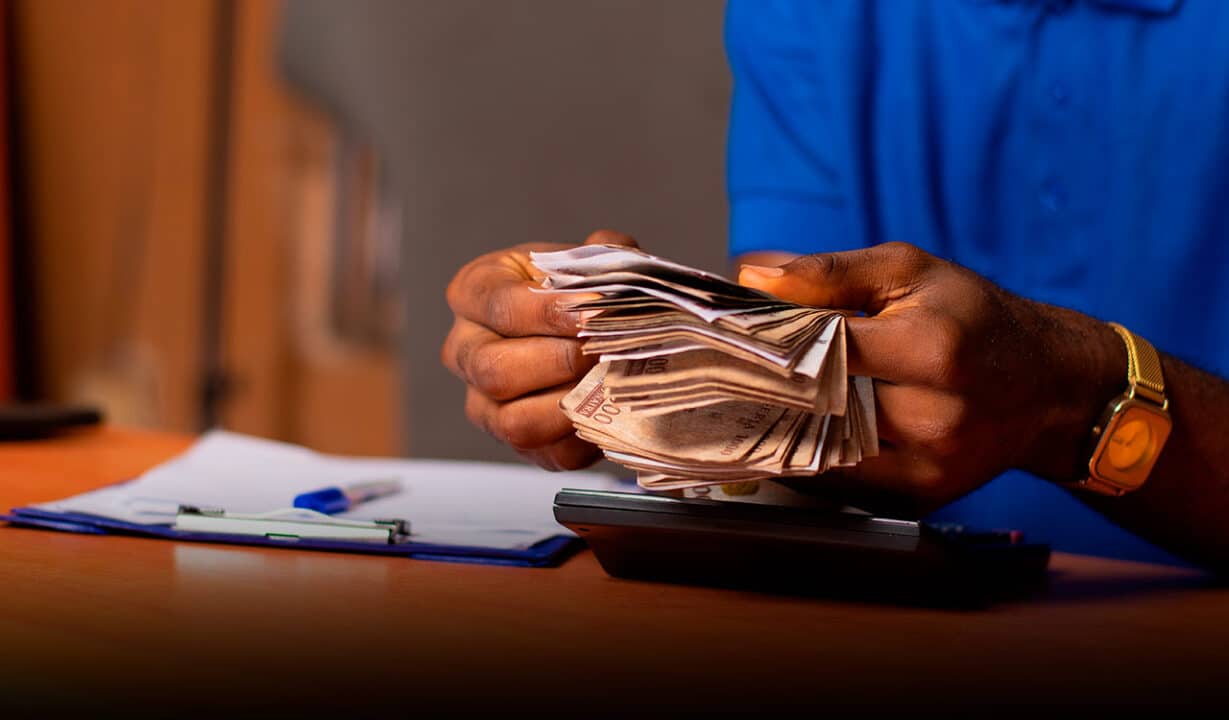 Imagem de uma pessoa contando dinheiro para pagamento de salário.