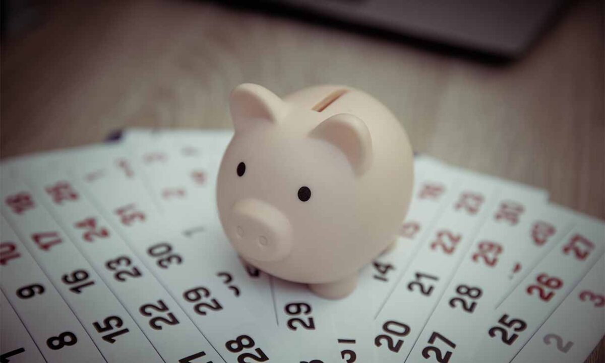 porquinho de dinheiro sobre calendários para economizar dinheiro