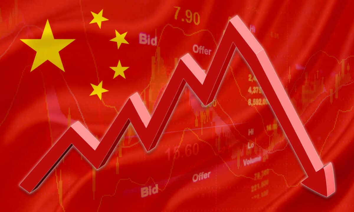 Bandeira da China sobreposta com um gráfico de queda