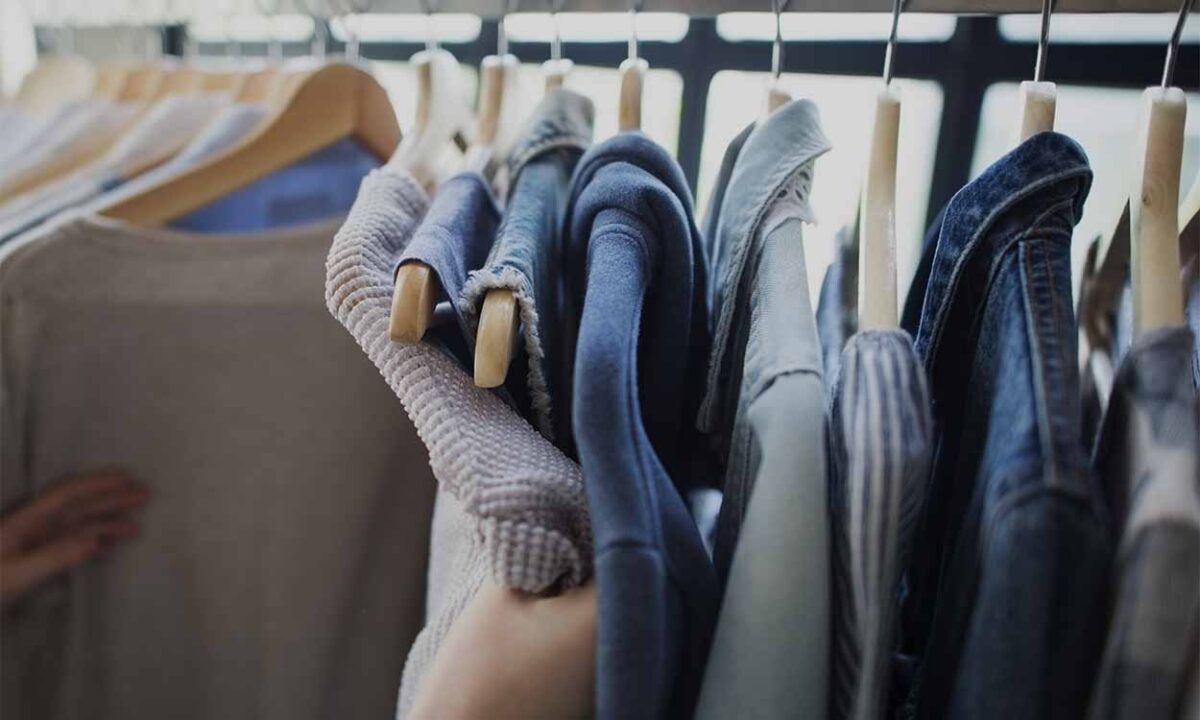 Arara com roupas penduradas