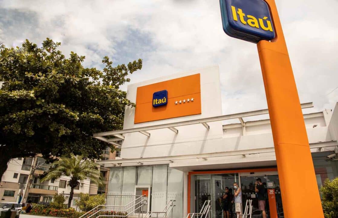 Na imagem, a fachada do banco itau, com uma arvore ao lado
