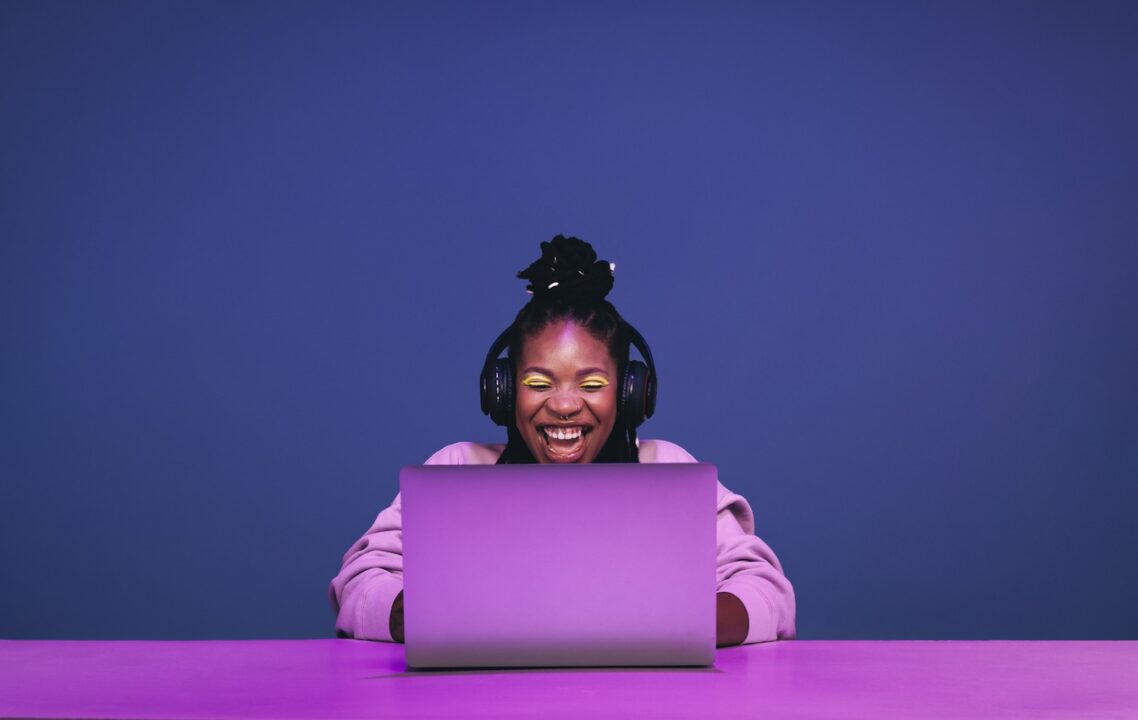 Menina está com fome gamer jogando em um notebook
