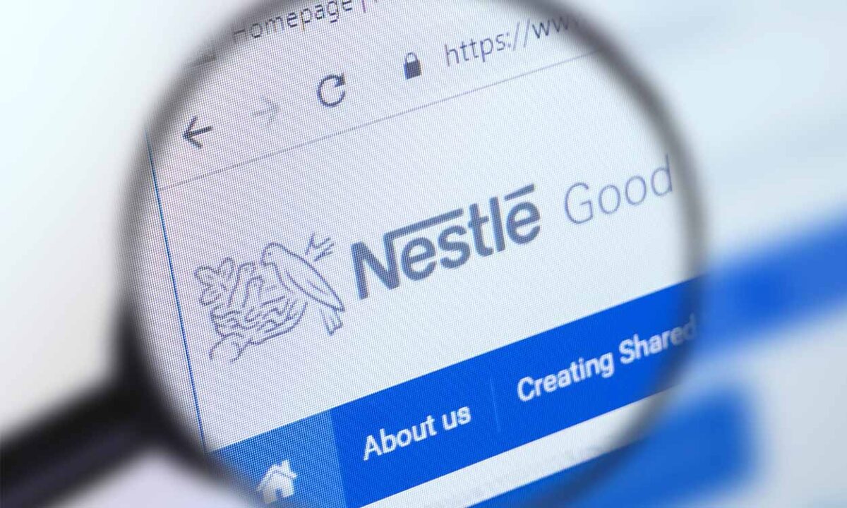 Lupa em site com logo da Nestlé em evidência