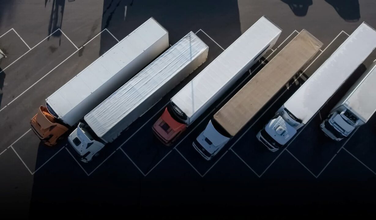 Caminhões estacionados vistos de cima