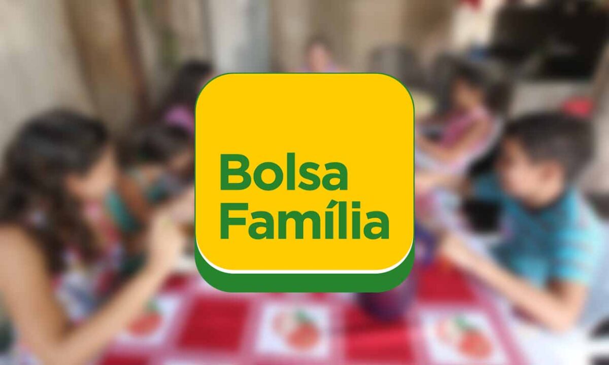 Logomarca do Bolsa Família em verde e amarelo no centro da tela. Ao fundo, uma imagem desfocada de uma família em volta de uma mesa.