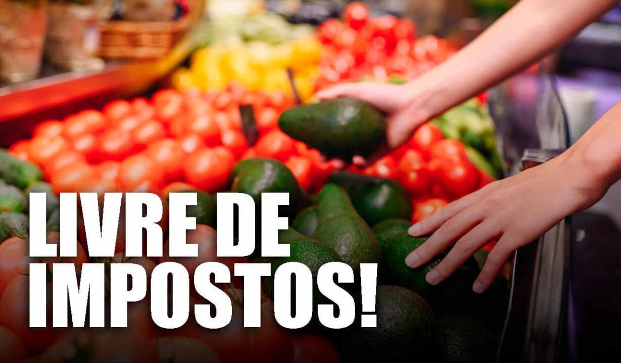Diversas frutas dispostas ao fundo e mãos pegando abacates. Em destaque, escrito em branco a frase: Livre de Impostos! dia livre de impostos