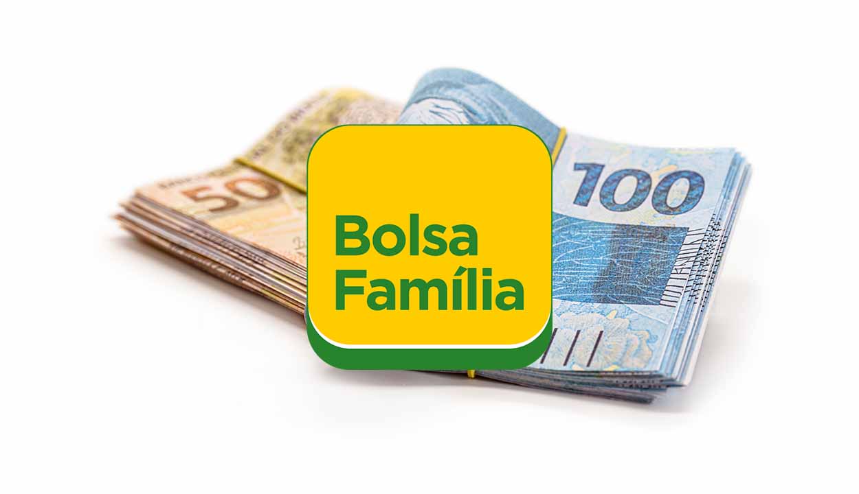 Cédulas de 50 e 100 reais dobradas. À frente da imagem, aparece o logotipo do Bolsa Família.