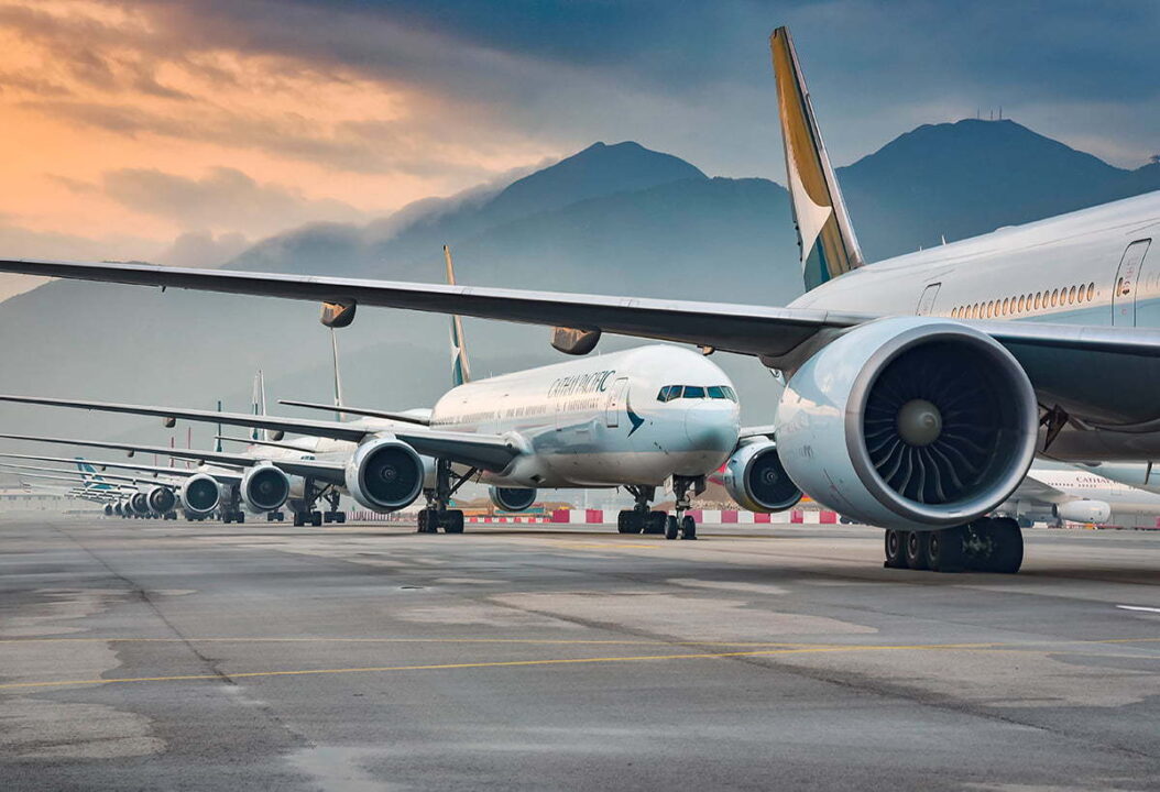 Aviões parados em fileira em uma aeroporto