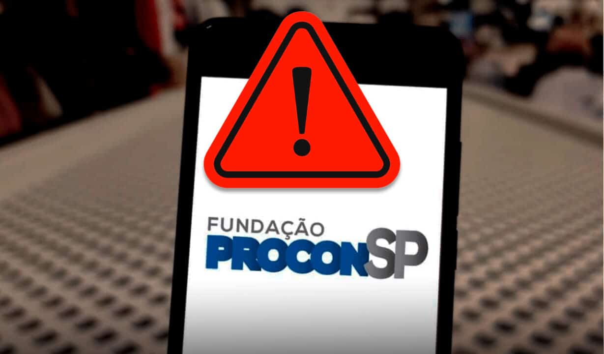 Celular com o app do Procon aberto e um sinal de alerta em cima, feito numa colagem