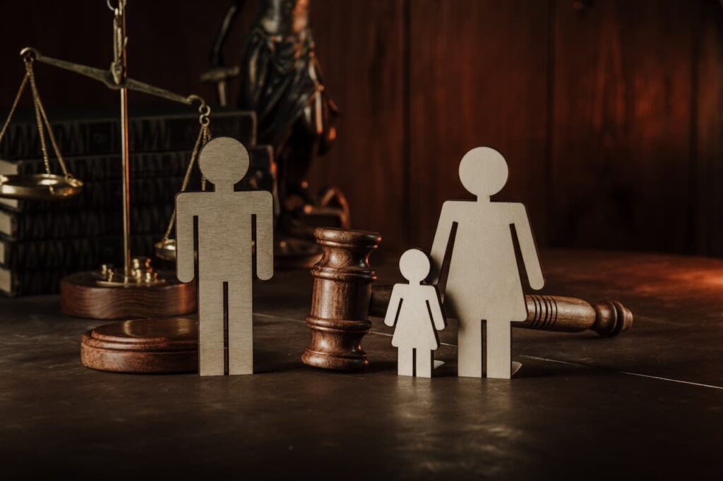 Representação de pensão alimentícia, casal com filho e martelo de juiz