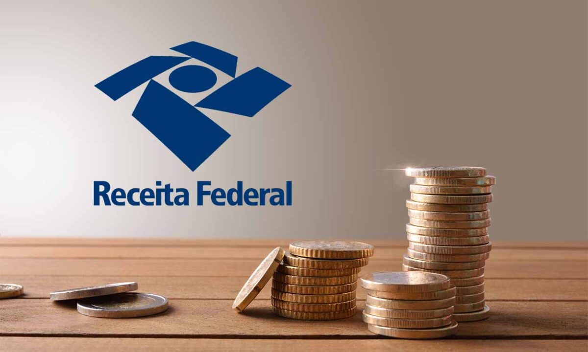 Pilhas de moedas em superfície. Logo da Receita Federal na parte superior da imagem do lado esquerdo.