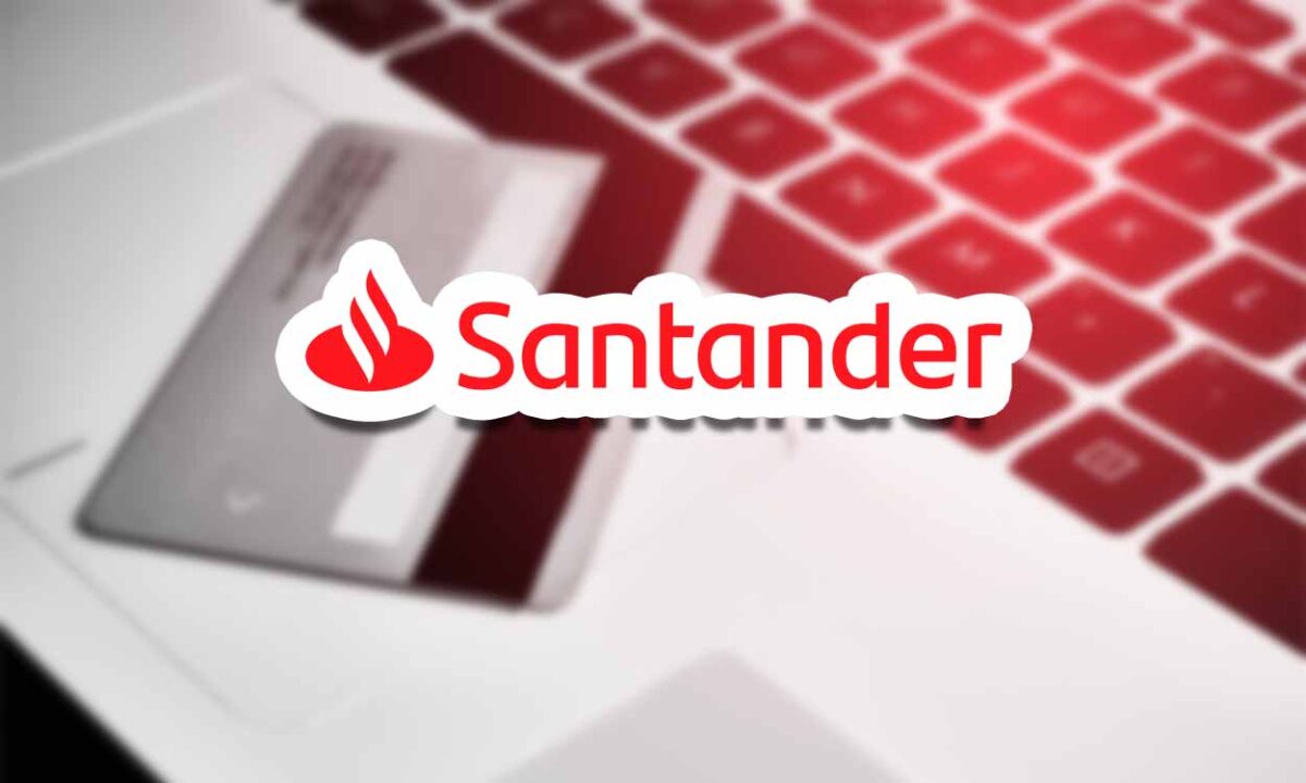 Logo do Santander com cartão de crédito ao fundo em desfoque