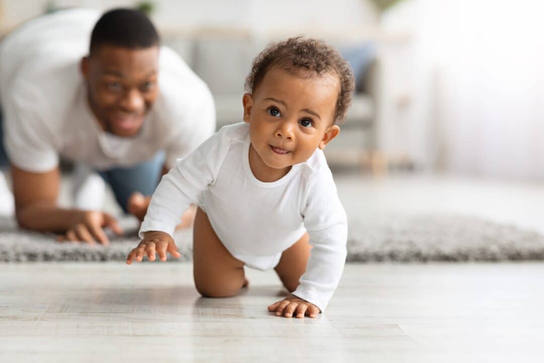 Pai e bebê brincando no chão