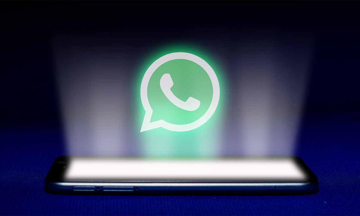 celular com tela toda branca iluminando um logo do wpp