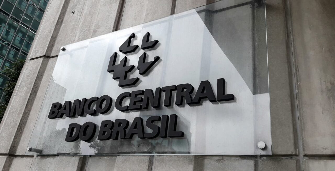 Fachada de vidro com letras pretas do Banco Central do Brasil