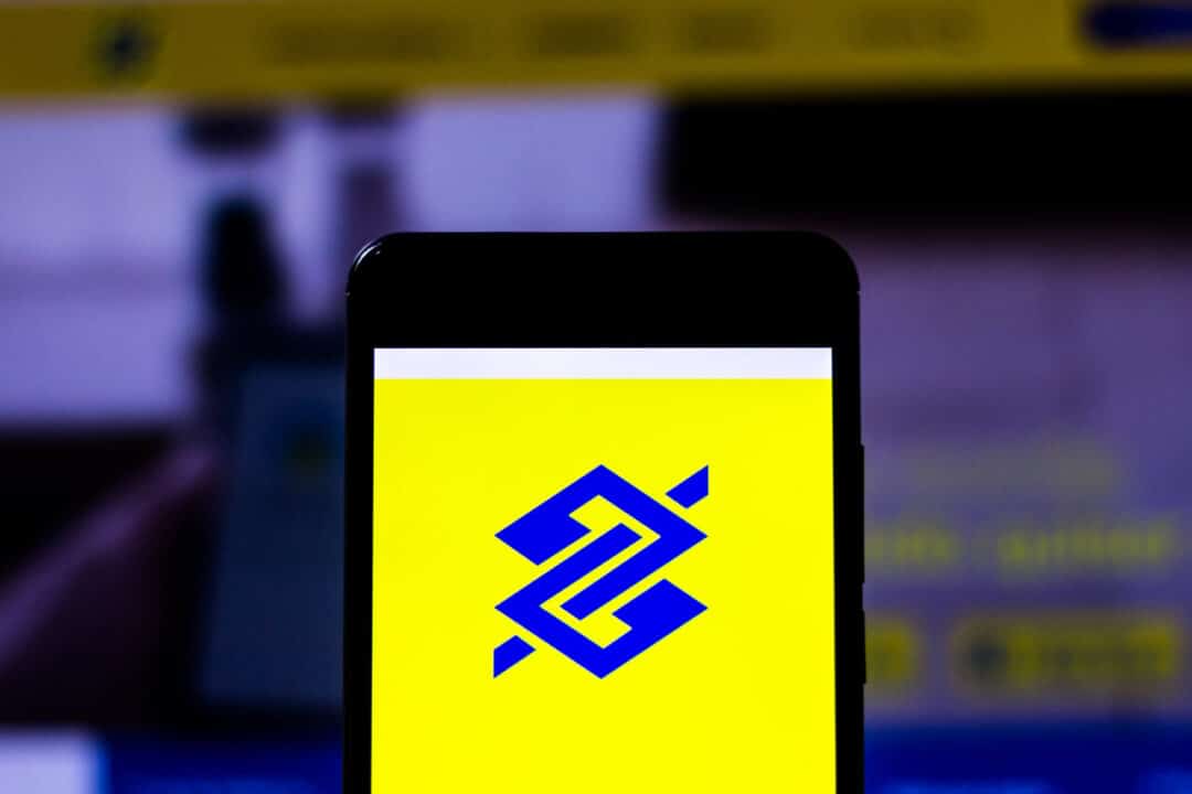 na imagem, celular com o aplicativo do Banco do Brasil aberto na tela inicial.