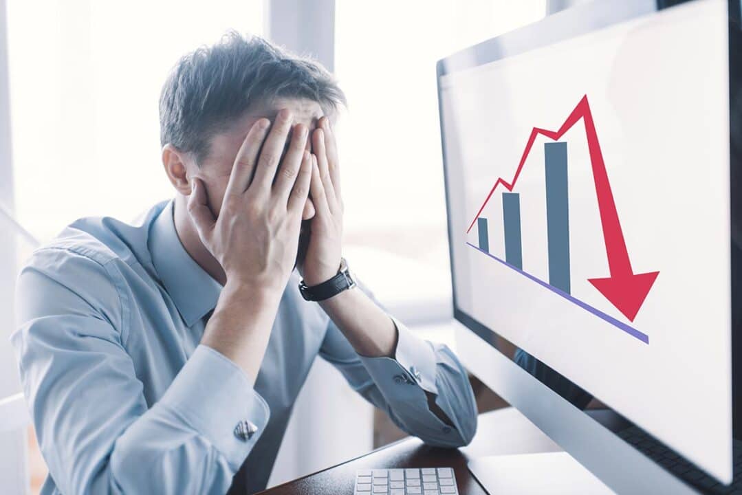 Homem frustrado com falência de empresa.