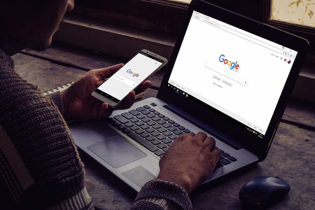 Aplicativo e site do Google abertos em celular e computador respectivamente