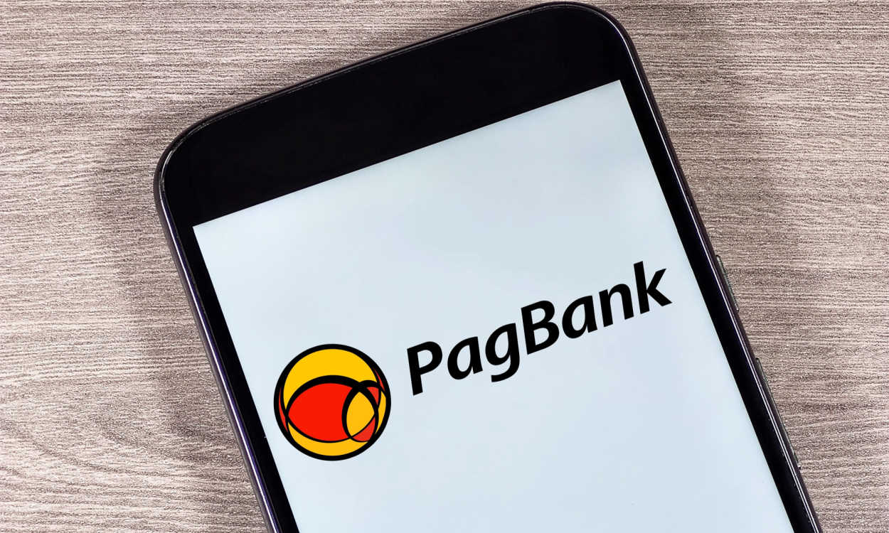 Celular com a logo do PagBank na tela